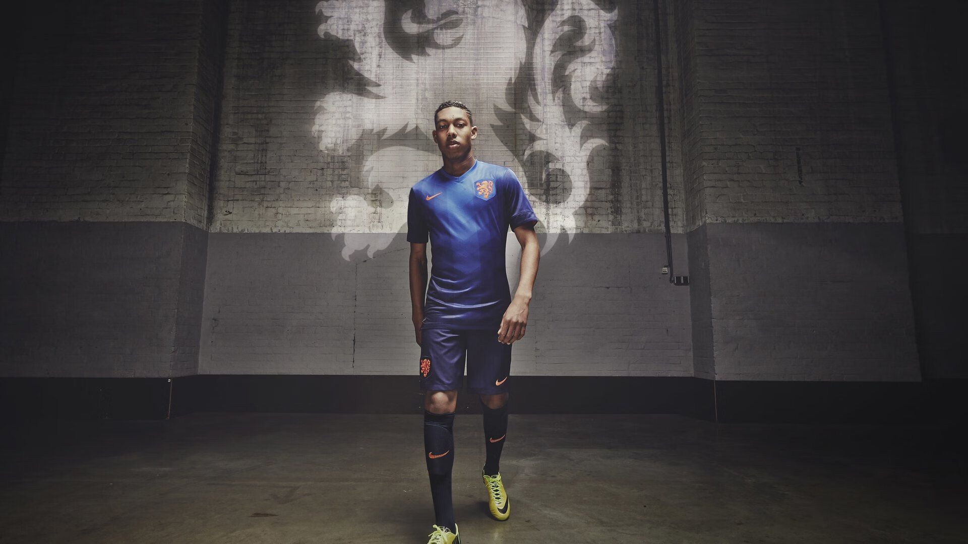 ac米兰中文官网-季后赛中的“奇迹逆转”:库里在第四节投中六个三分逆袭成功!